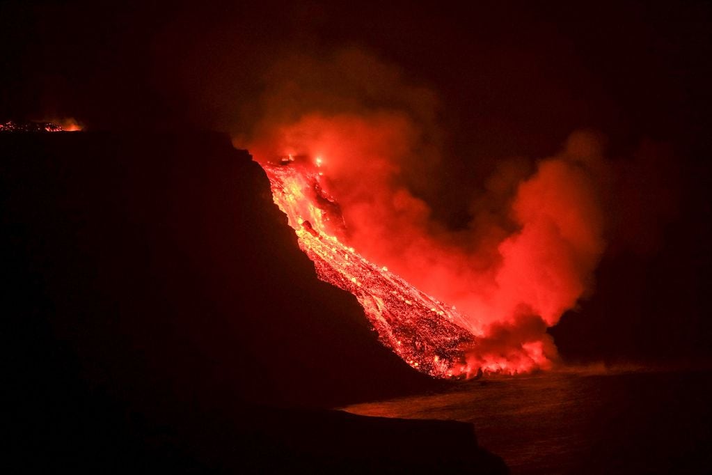 La lava expulsada por el volcán Cumbre Vieja, en la isla española La Palma, llegó al mar este martes 28 de septiembre de 2021.