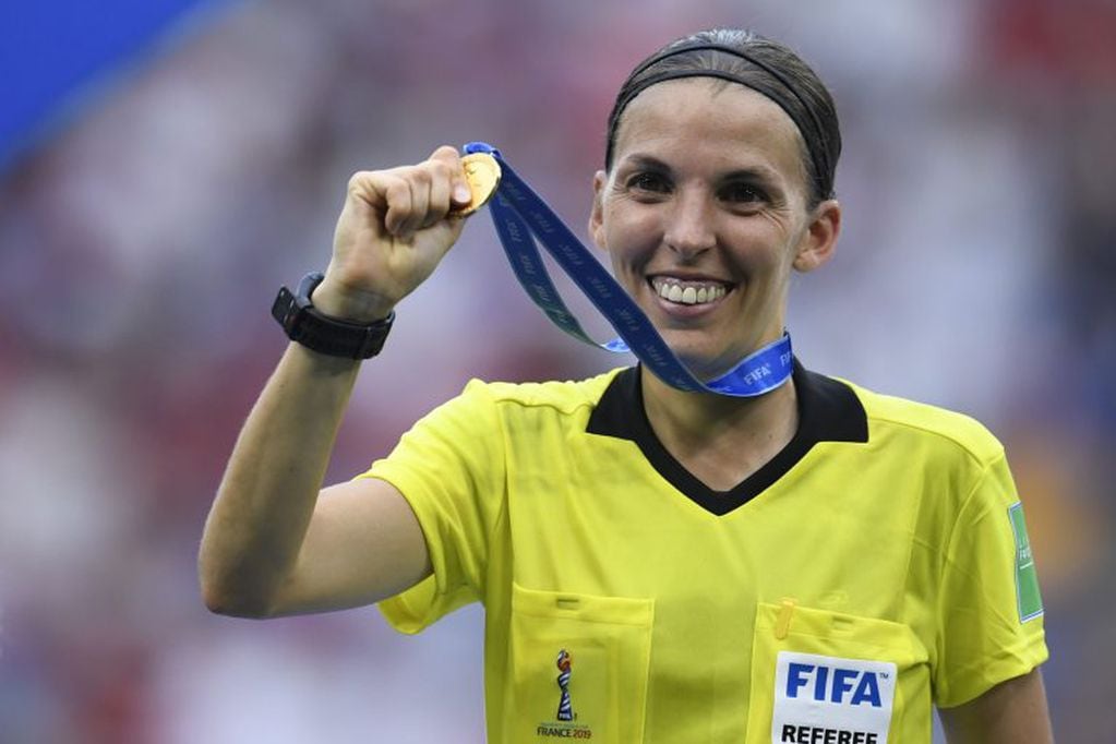 Stéphanie Frappart muestra la distinción otorgada tras arbitrar la final del Mundial Femenino de la FIFA, entre Estados Unidos y Holanda (AFP).
