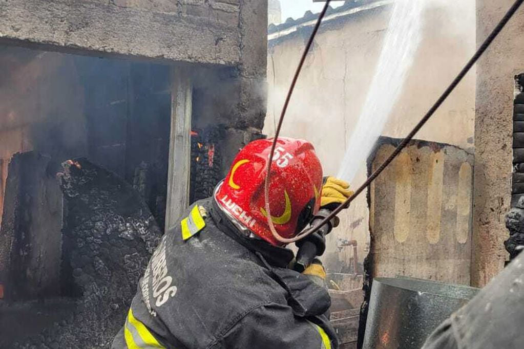 Cenizas. Nada quedó del taller incendiado en barrio Villa Argentina (Bomberos)