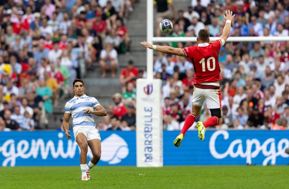 El cordobés Santiago Carreras, en acción frente a Gales, para clasificar a semifinales (Prensa UAR / World Rugby).