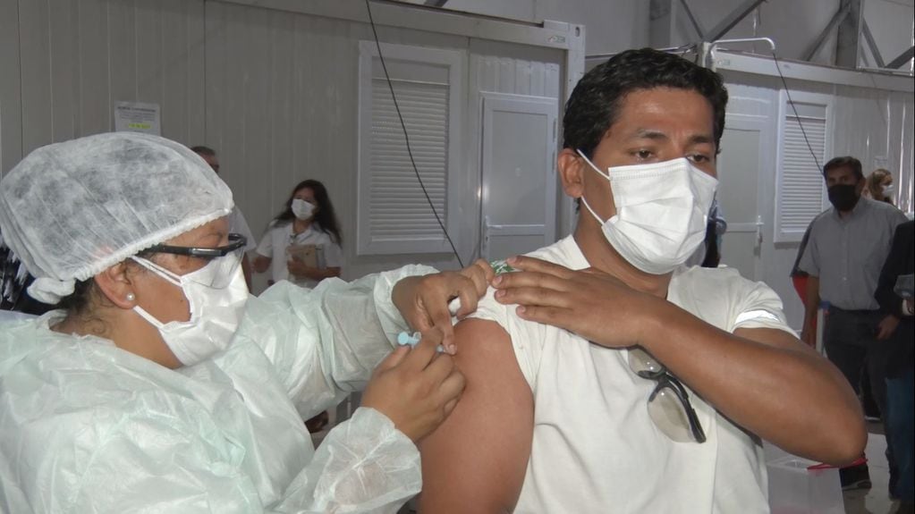 Personal de salud recibe la primera dosis de la vacuna Sputnik V (Foto: Vía Jujuy)