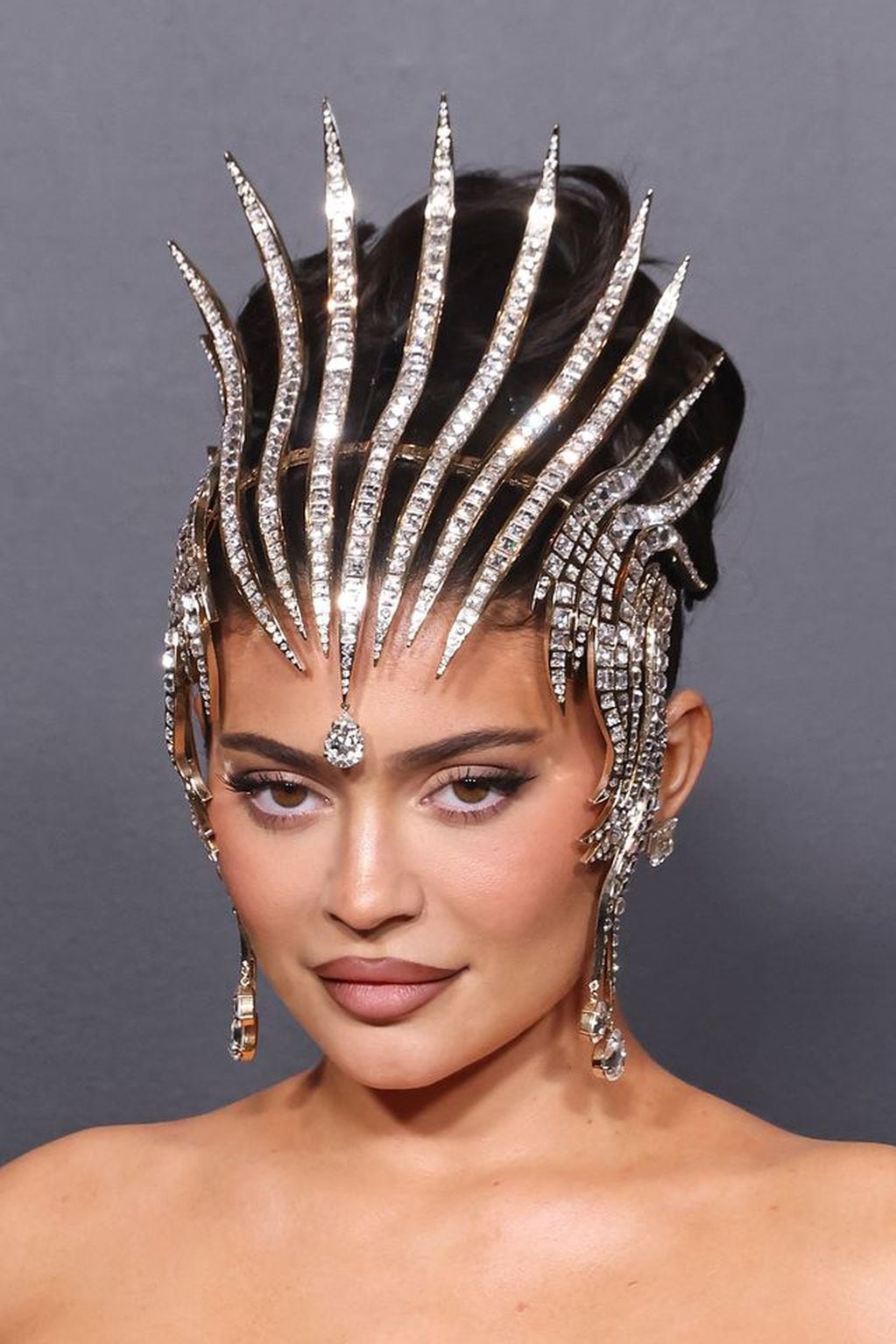 Kylie Jenner con una corona de brillantes para el homenaje de Thierry Mugler