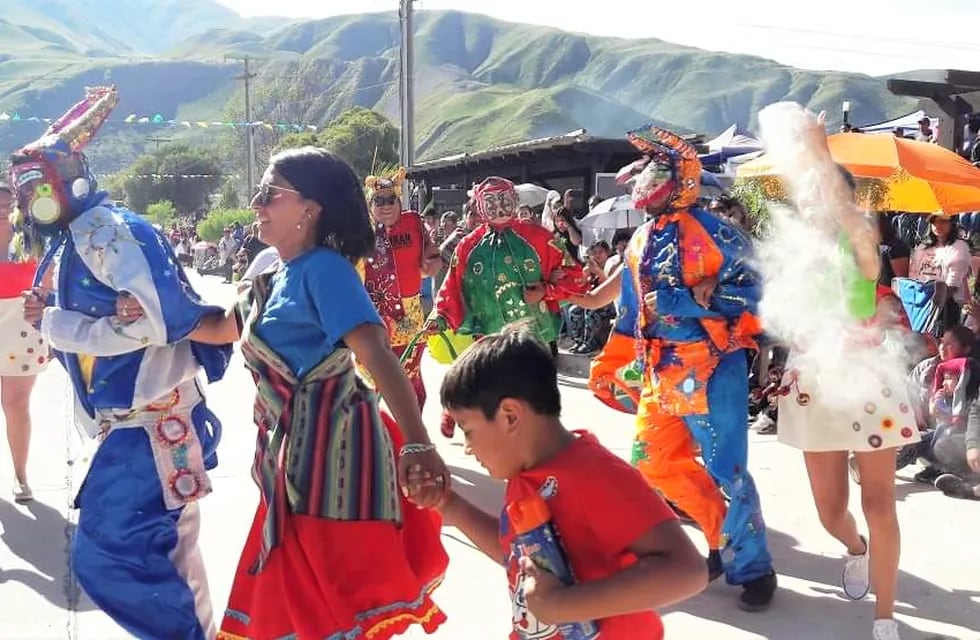 El carnaval se vive en familia en Jujuy. En la fotografía, miembros de la comparsa Los Picaflores, de la localidad quebradeña Volcán, que cumple 50 años de vigencia.