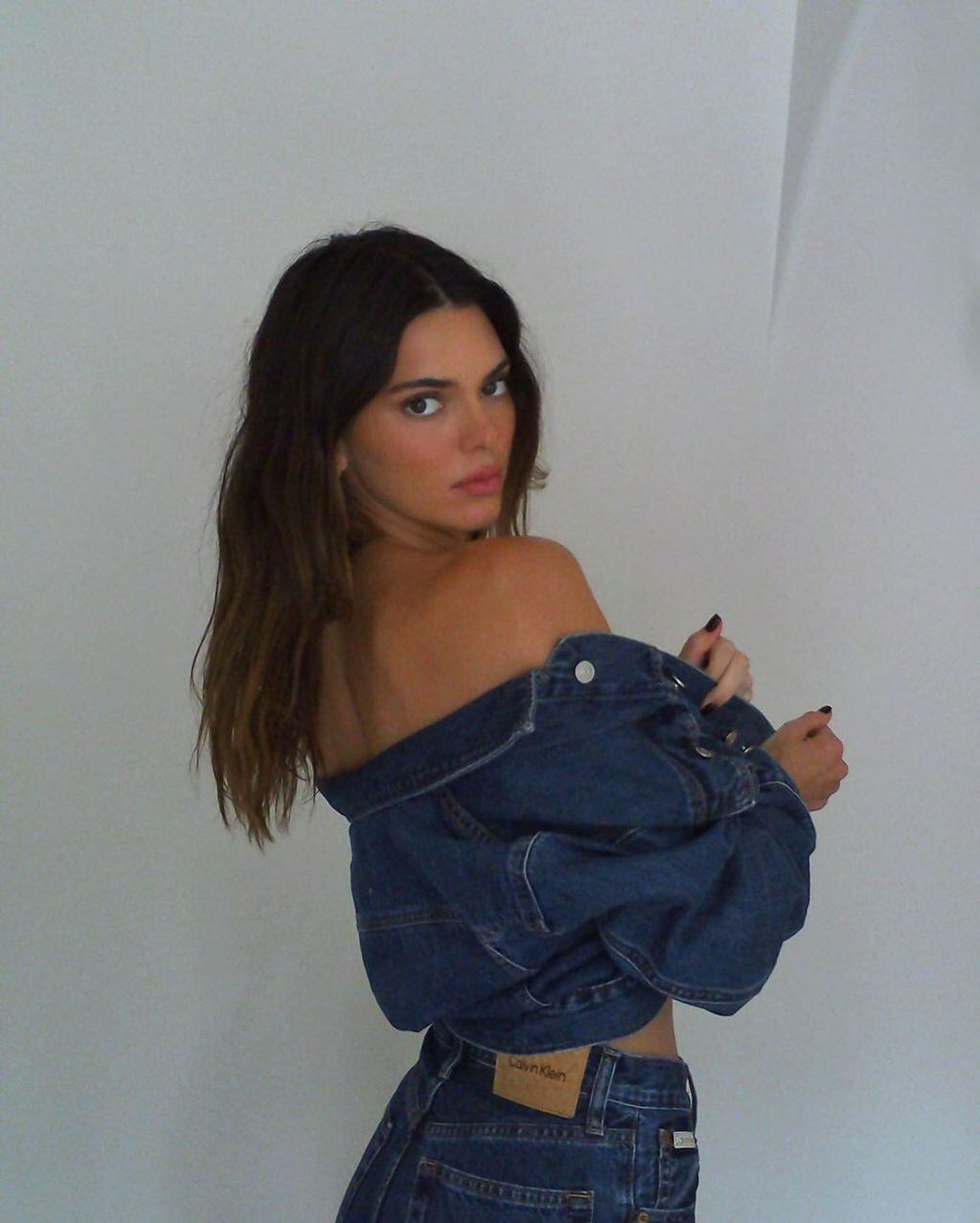 Kendall Jenner causó furor en Instagram con un look denim abierto y sin corpiño.