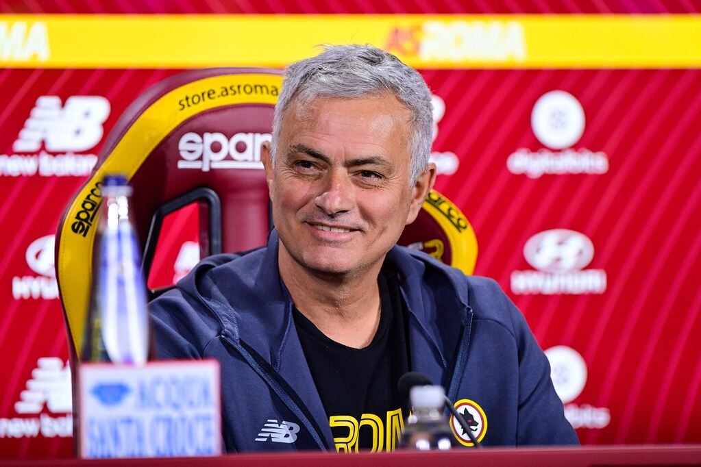 José Mourinho buscará ser el primer entrenador en ganar la Champions League, la Europa League y la Conference League.