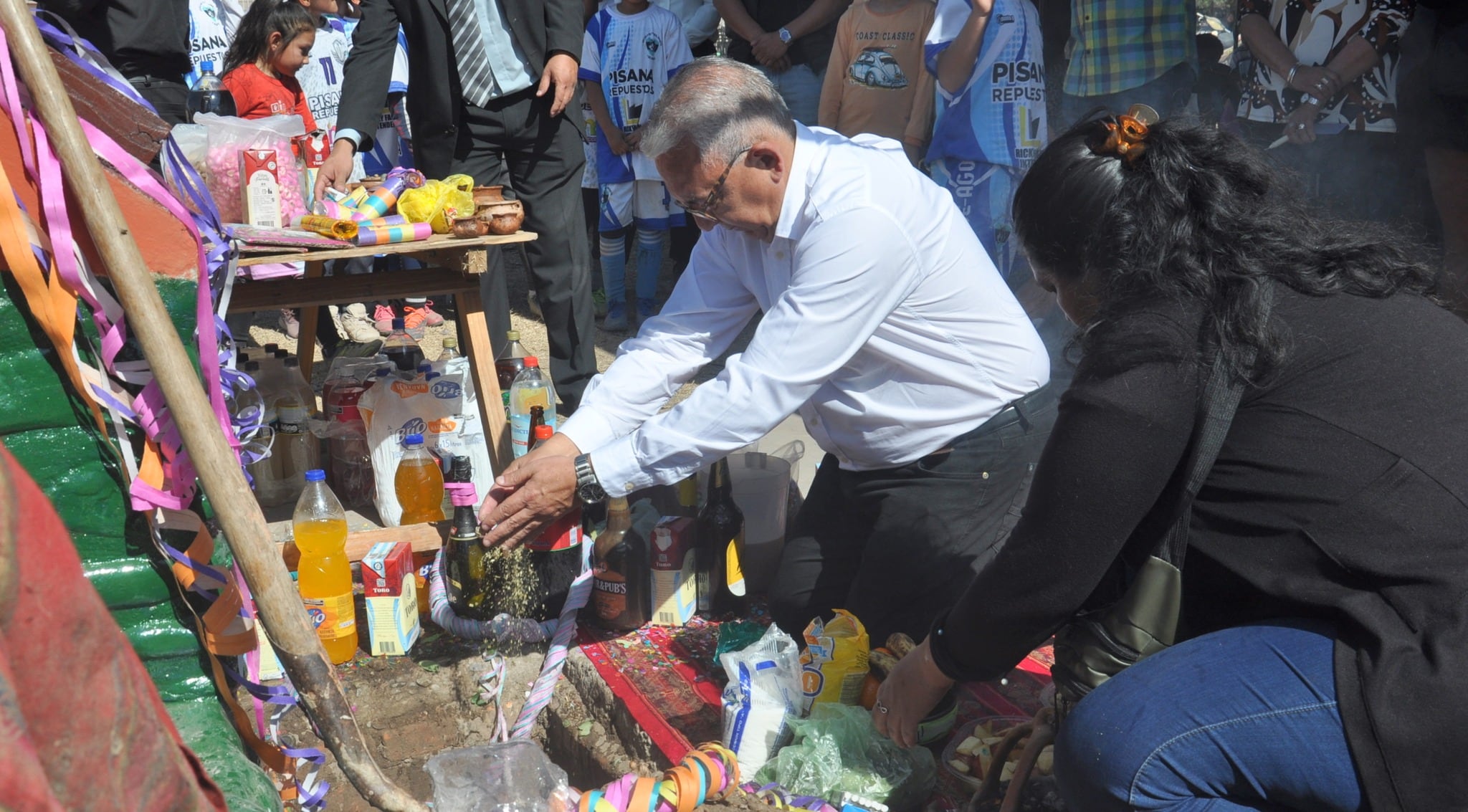 El intendente Julio Bravo, en el momento de ofrendar a la Pachamama, en el barrio "1° de Agosto".