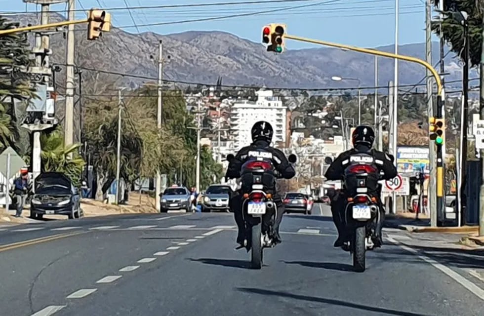 Policías motorizados en Villa Carlos Paz. (Foto: VíaCarlosPaz).
