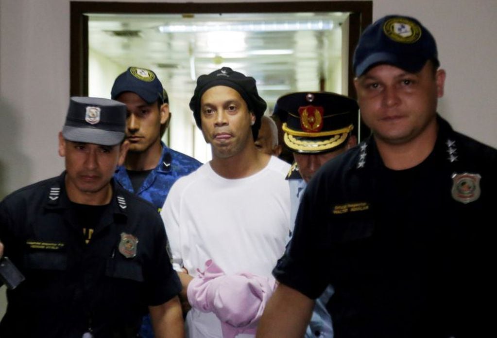Ronaldinho siendo detenido en Asunción.