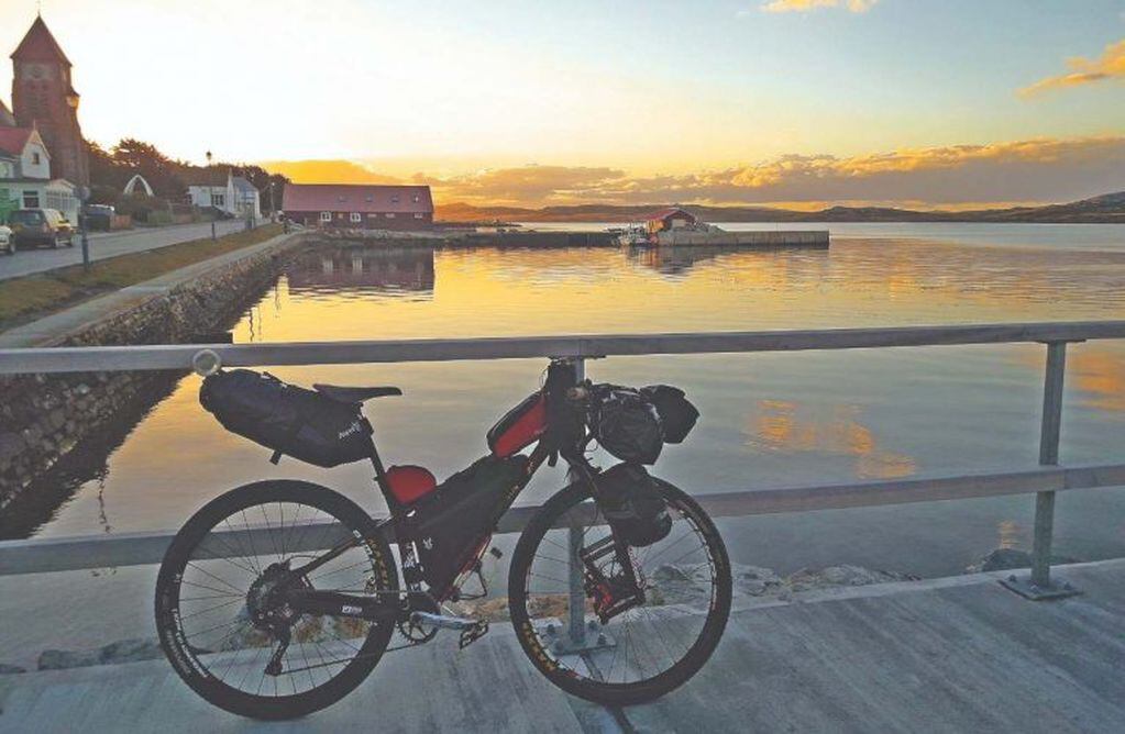 Recorrer las Islas Malvinas en una bicicleta de bambú