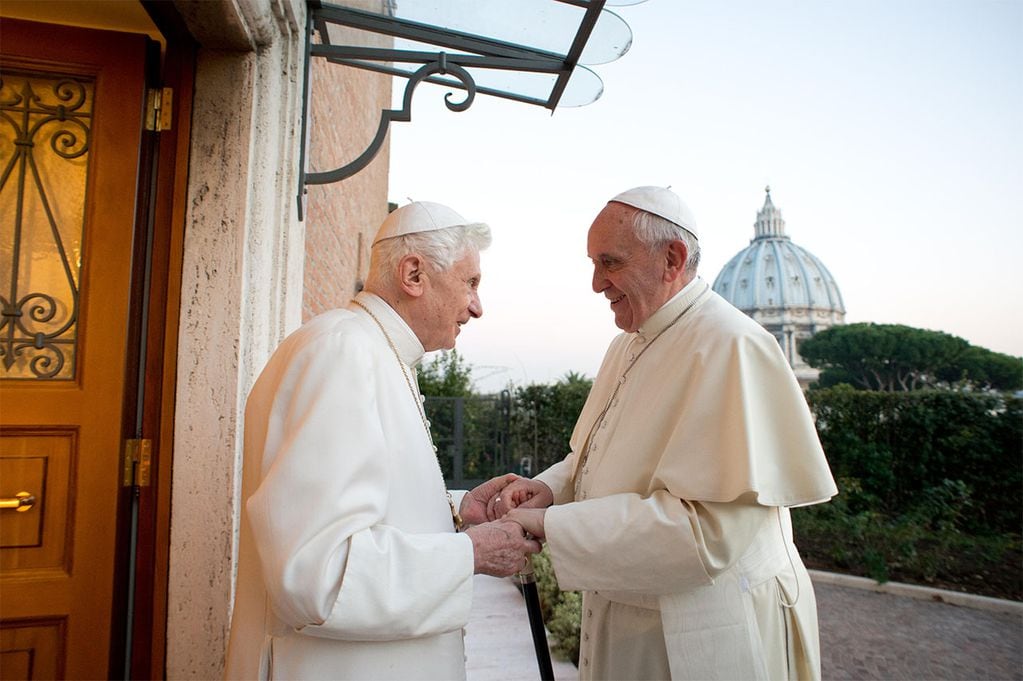 El papa Francisco junto al papa Benedicto XVI.