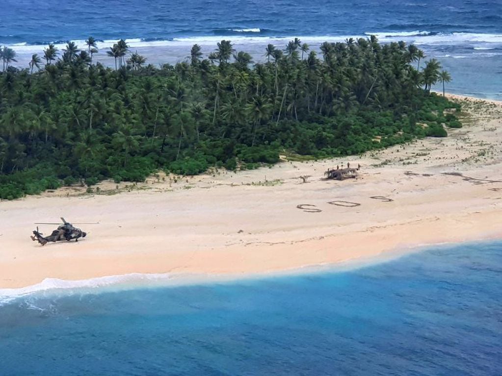 El helicóptero australiano llegó a la isla para dejar provisiones a los marinos y revisar su estado de salud (AP)