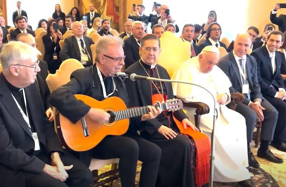 León Gieco cantó frente al Papa Francisco y lo hizo emocionar. Foto: Gentileza,