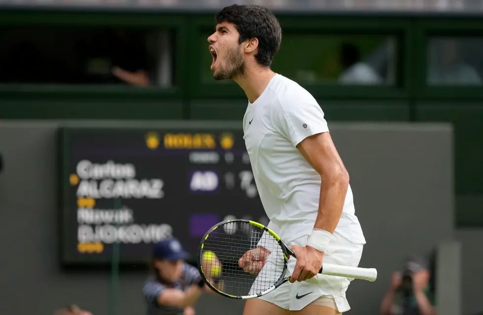 Carlos Alcaraz grita tras ganar un punto ante Novak Djokovic durante la final masculina de Wimbledon, el domingo 16 de julio de 2023, en Londres. (AP Foto/Kirsty Wigglesworth)