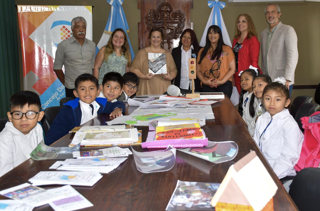 La directora de la escuela "Juanita Stevens", María José Landa (al centro), recibió el reconocimiento para el proyecto de los alumnos del 2º Grado "A".