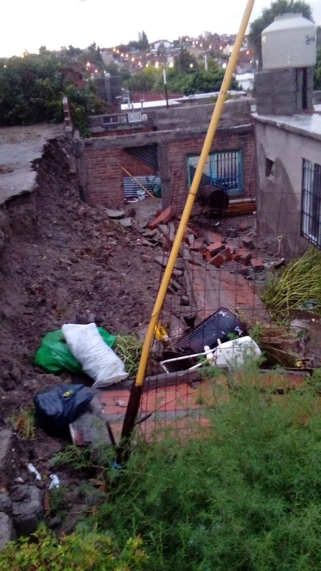 Se desmoronó una pared de una vivienda del Barrio Presidente Perón en Trelew.