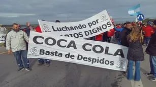 Elecciones 2023: Luciana Echevarría, candiadata a legisladora provincial por el Fitu, con trabajadores de Coca Cola