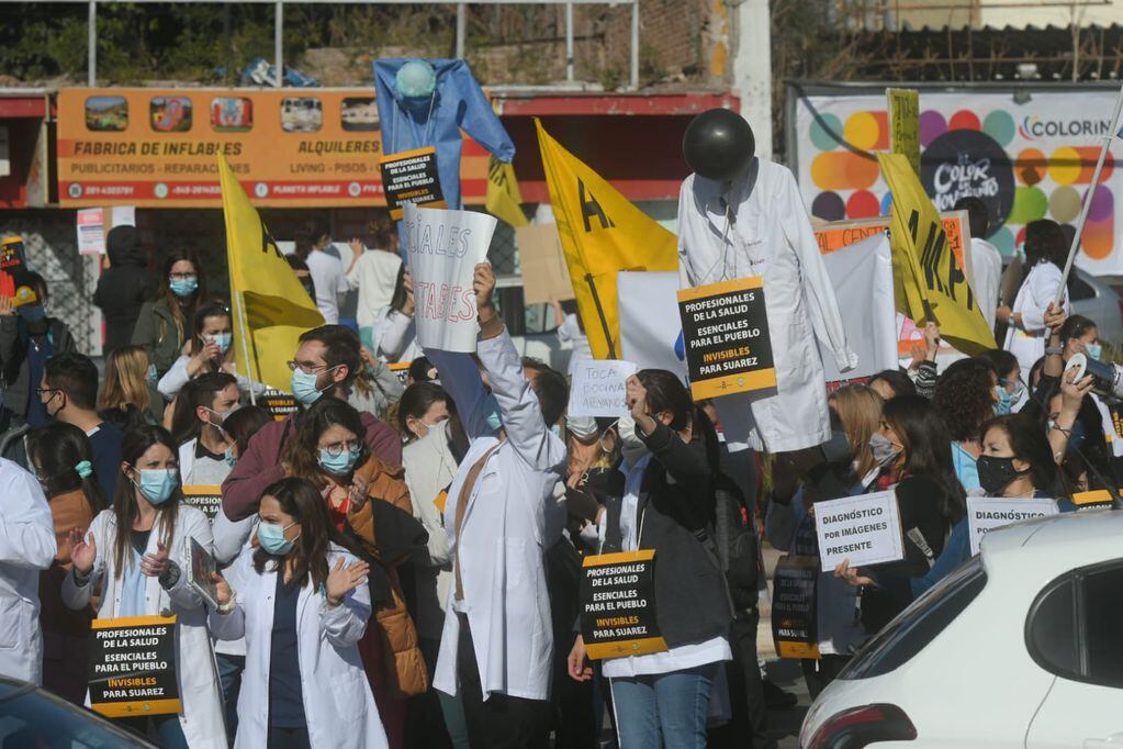 Gremios cortaron la calle en el Nudo Vial en rechazo al aumento salarial por decreto. Ignacio Blanco / Los Andes