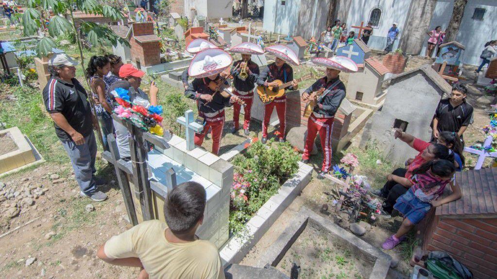 Serenata de mariachis en el cementerio, una forma de recordar a una persona fallecida, con motivo del Día de los Fieles Difuntos, en Jujuy.