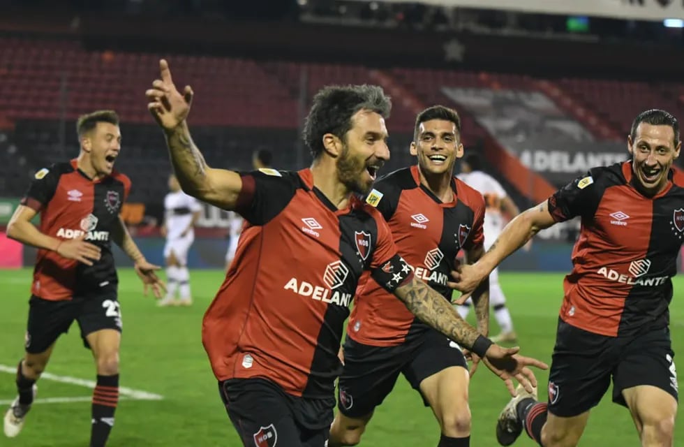 Ignacio Scocco celebra el gol del triunfo ante Platense.