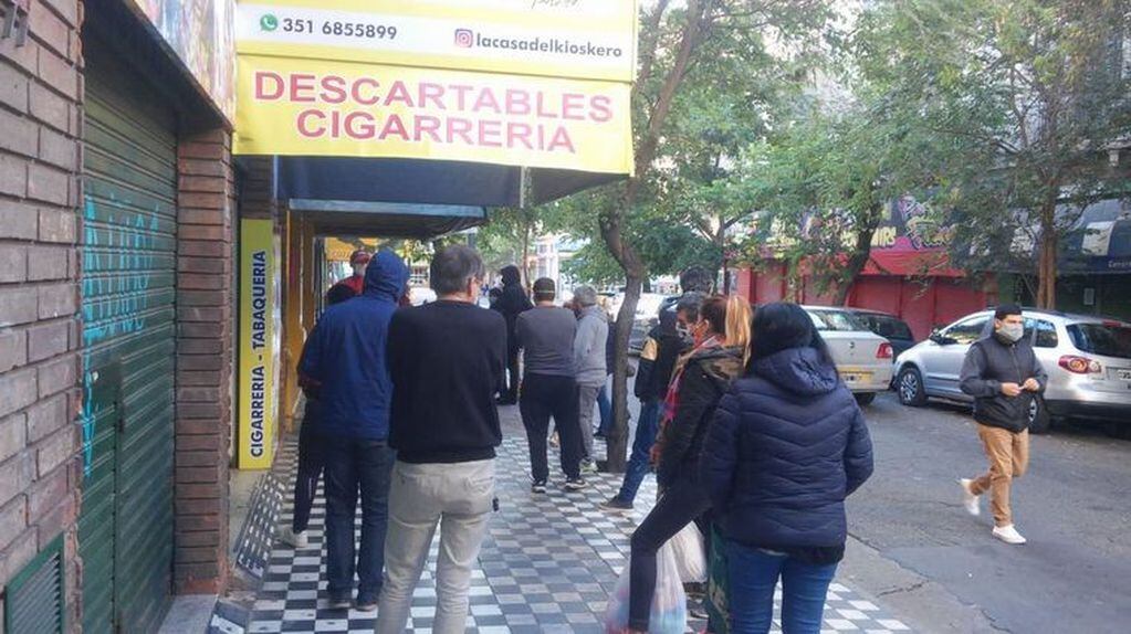 Largas colas para comprar cigarrillos en Córdoba. (Foto: Cadena 3)