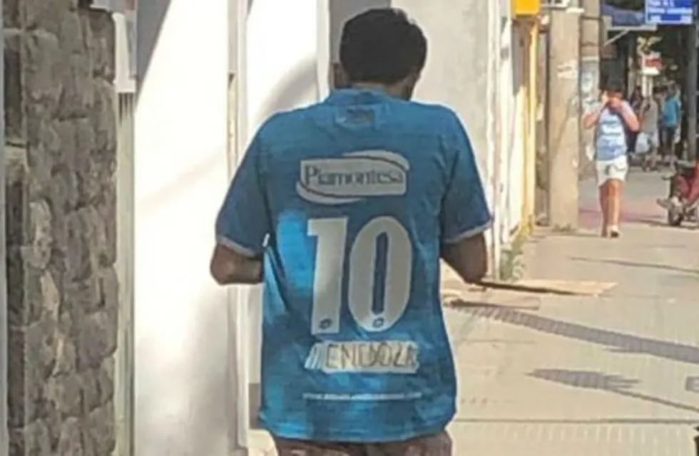 Un hincha le puso el nombre de Mendoza a la camiseta de Suárez.