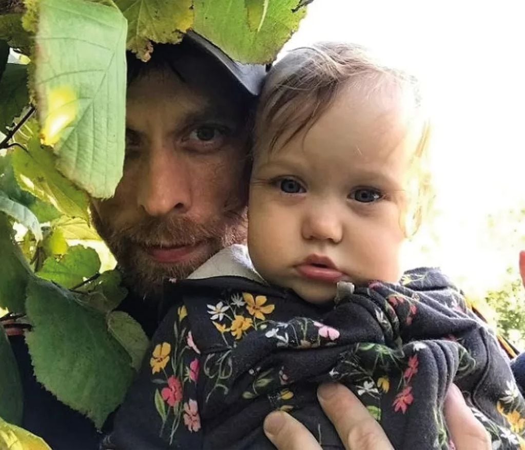Daniel Auster junto a su hija de 10 meses