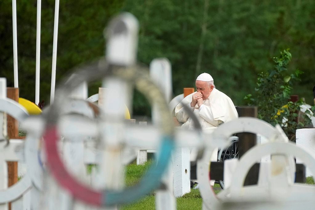 El Papa Francisco rezando en un cementerio en la antigua escuela residencial, en Maskwacis, cerca de Edmonton, Canadá.