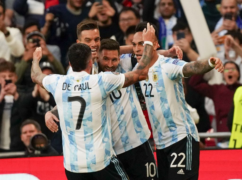 Festejo de la selección argentina ante Italia en Wembley tras ganar La Finalissima. (Gentileza Clarín)