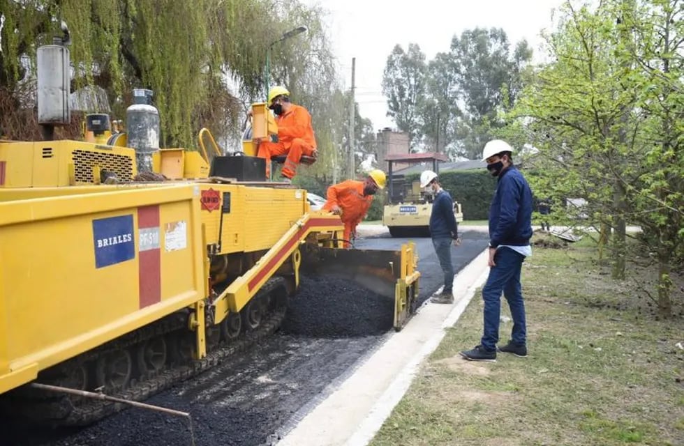 Tras recorrer una obra vial, el intendente Julio Garro celebró que “la reactivación de la construcción se traduce en más empleo genuino” (Municipalidad de La Plata)