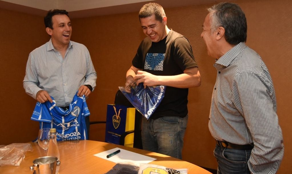 El intendente de Godoy Cruz, Tadeo García Zalazar, junto a Riquelme y Alfredo Cornejo en el intercambio de camisetas.