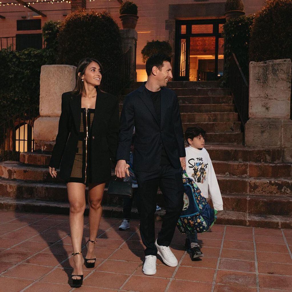 Lionel Messi y Antonela Roccuzzo paseando con sus hijos.