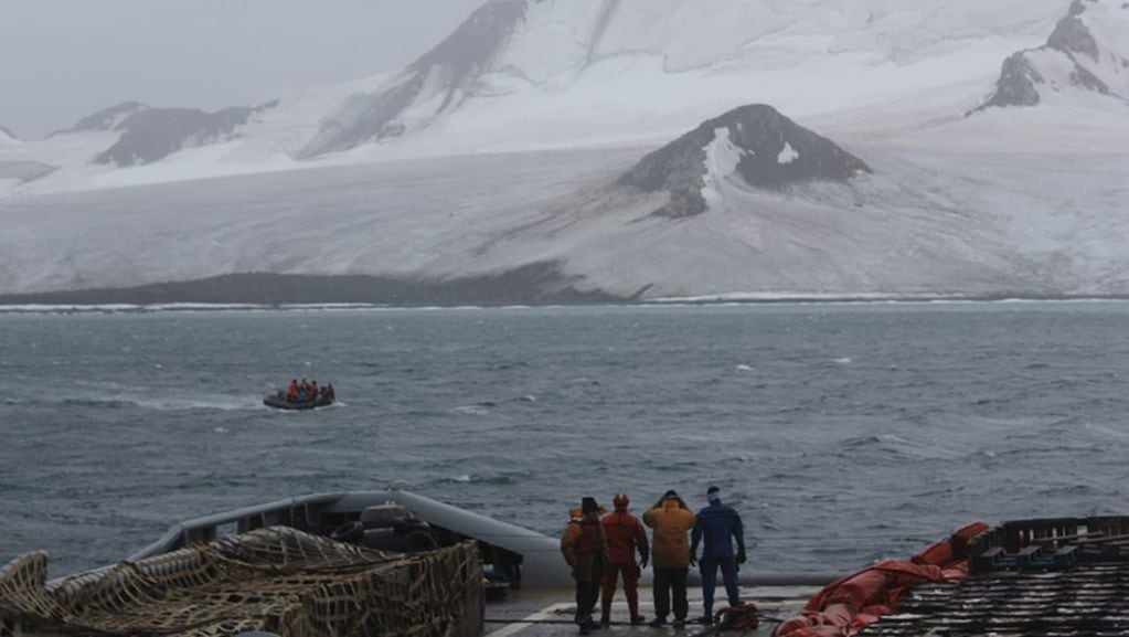 En la Antártida, personal de la Armada Argentina, asistió a navegantes.