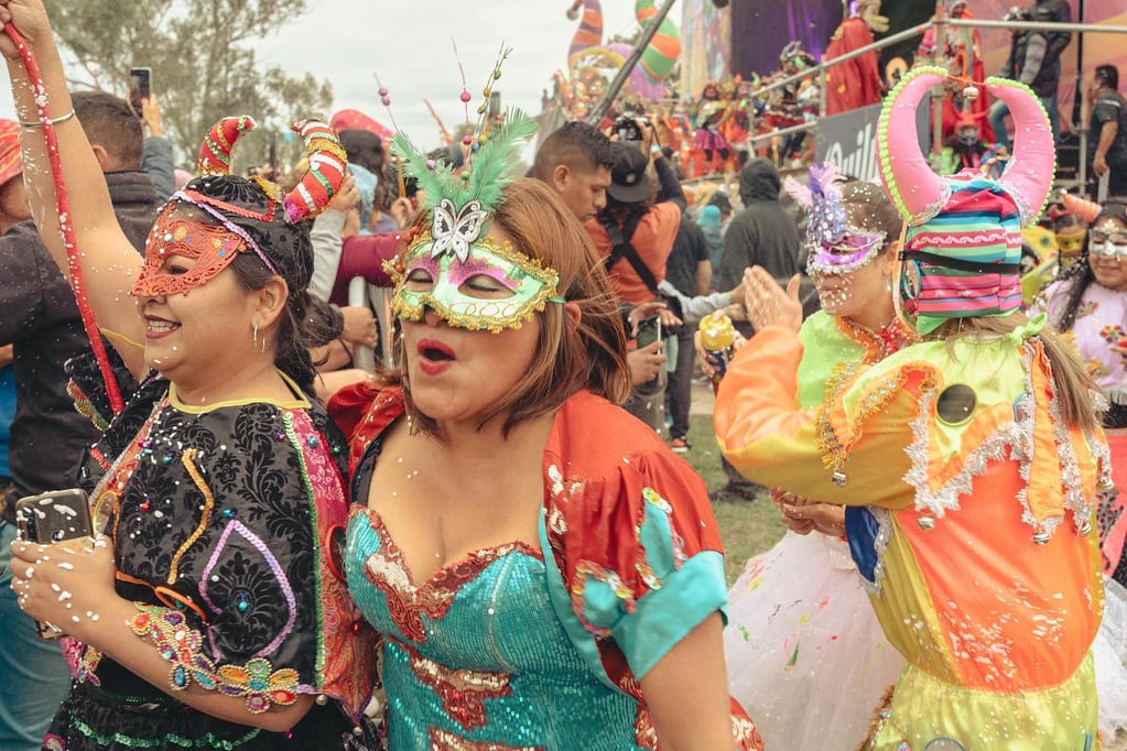 Coloridos disfraces que en su mayoría remiten a la figura del "diablo" carnavalero se mezclan entre las multitudes que celebran el Carnaval en Jujuy.