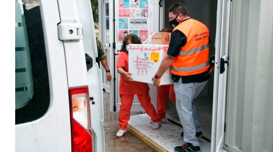 Las cajas siendo cargadas en la ambulancias 