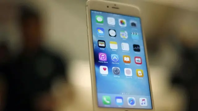 Bloqueado. El FBI quiere que Apple diseñe un “software” que le permita eliminar el sistema de seguridad de un celular (AP)