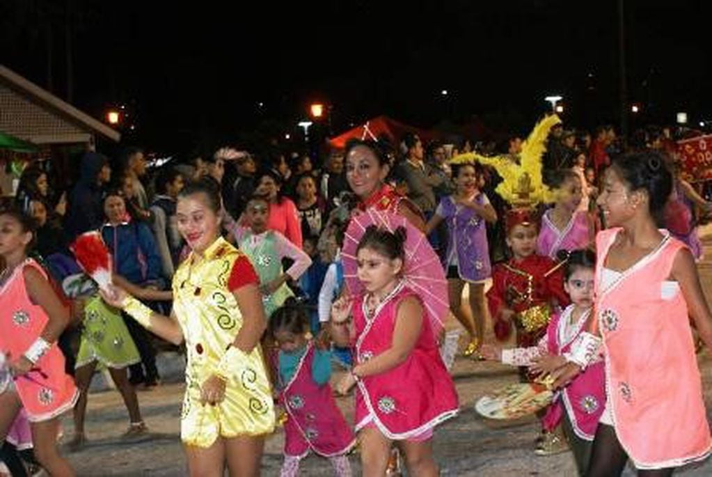 Carnaval en Posadas como antes. Con chicos, abuelos, jóvenes. Toda la familia en la vfesta carnavalera. (MisionesOnline)