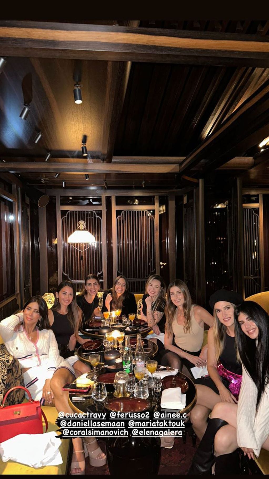 Antonela Roccuzzo se reunió con sus amigas en el restaurante Mun de París.