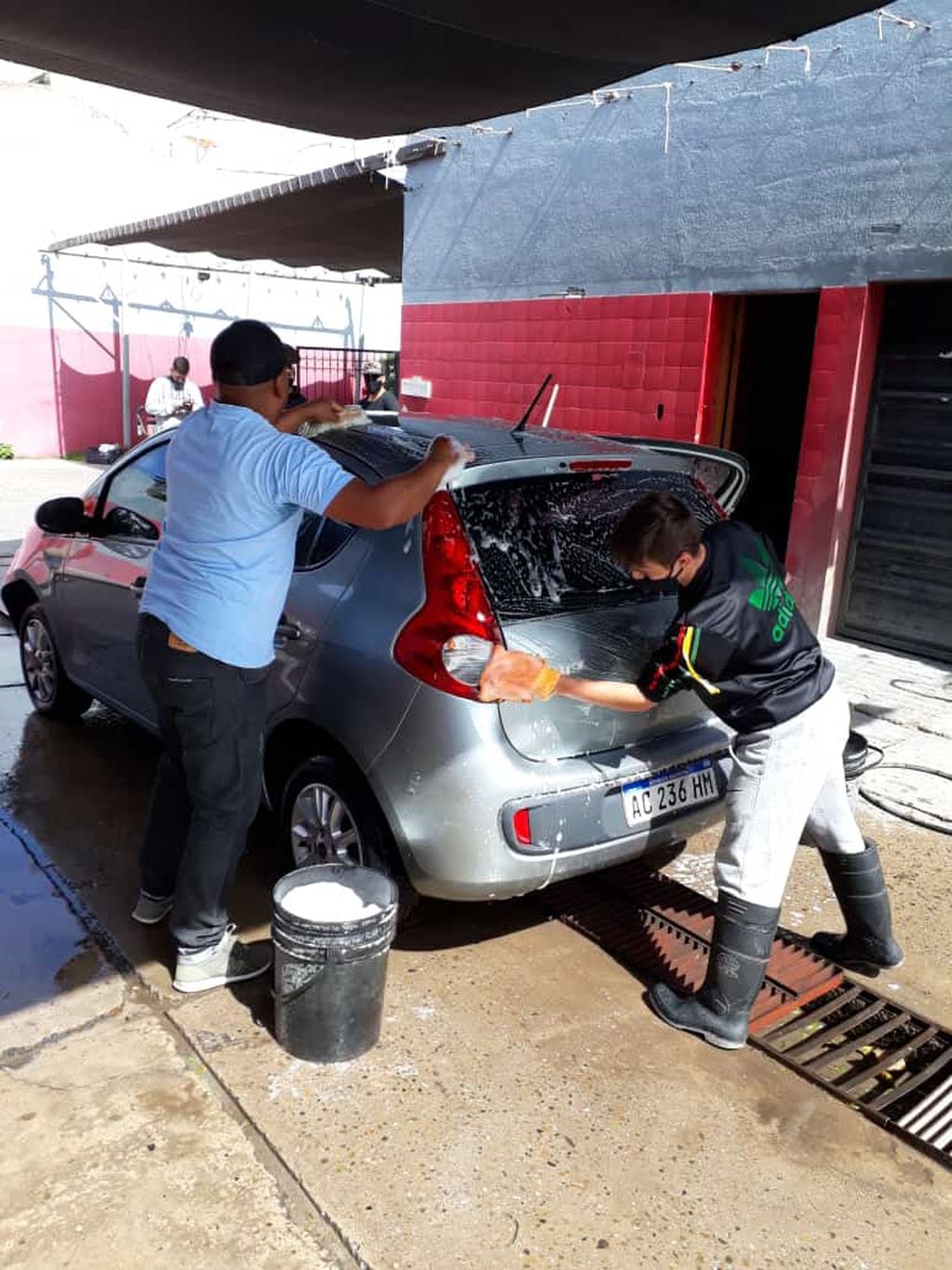 Lavaderos de autos se unieron por solidaridad