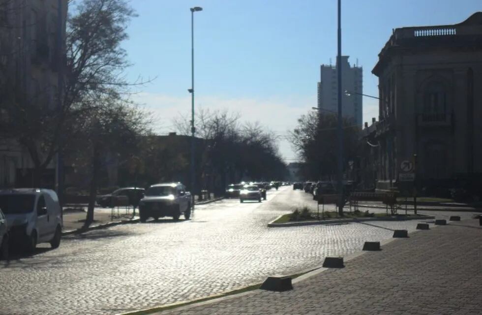 Comienzan los movimientos desde bien temprano en el centro rafaelino, con mucha luz del sol (Vía Rafaela)