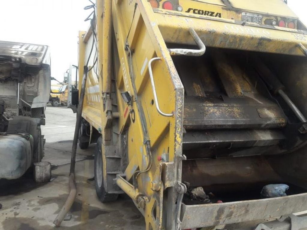 Los camiones que asegura el Surrbac están rotos y que por eso la basura se ha acumulado en la ciudad.
