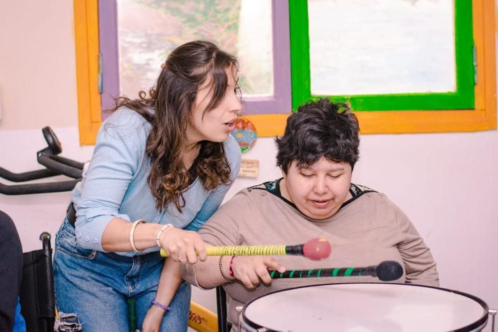 “La Familia del Tambor”, visitó hoy el Centro de Actividades Alternativas para Personas con Discapacidad donde realizó un taller lúdico recreativo.