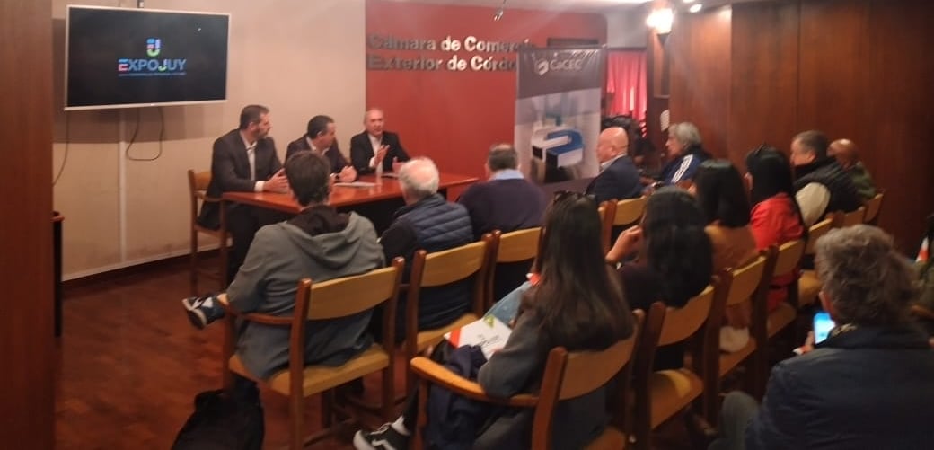 Empresarios, industriales y ejecutivos de diferentes rubros asistieron a la presentación oficial de la Expojuy 2024 en el auditorio de la Cámara de Comercio Exterior de Córdoba.