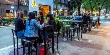 Bares y restaurantes podrán usar toldo móvil y calefacción externa en Rosario