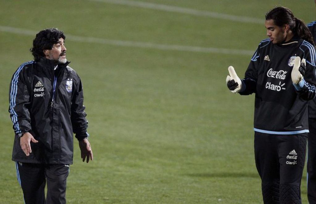 **CORRECTS NAME OF PLAYER** Argentina's goalkeeper Sergio Romero, right, talks to team coach Diego Maradona, during a practice in Pretoria, South Africa, Sunday, June 20, 2010. Argentina plays in the Group B of the World Cup. (AP Photo/Ricardo Mazalan) pretoria sudafrica sergio romero diego armando maradona entrenamiento practica seleccion argentina futbol futbolistas entrenando entrenamientos director tecnico