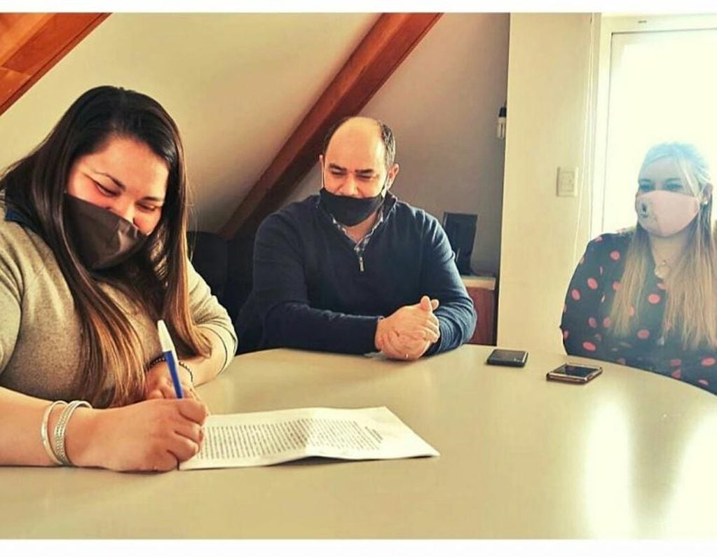 Ivana Zalazar firma el acuerdo que brindará trabajo a miembros de la cooperativa que representa.