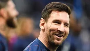 Cada vez que Lionel Messi visita algún lugar, miles de fanáticos se acercan a pedirle fotos para el recuerdo.