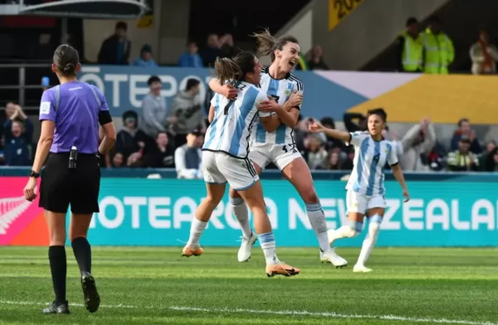 Festejo de las jugadoras argentinas en el empate ante Sudáfrica