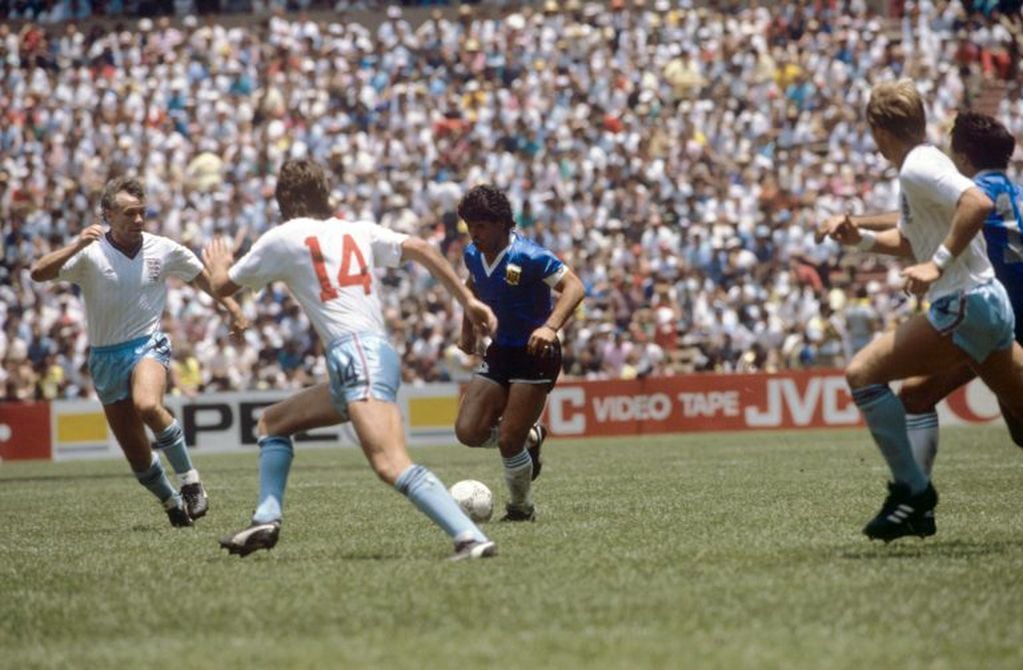 Diego Maradona apiló a todos los ingleses en el "Gol del siglo". (DPA)