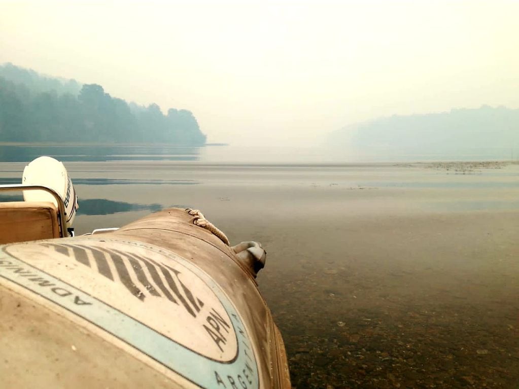 La visibilidad es casi nula en el lago Steffen debido al humo de los incendios.