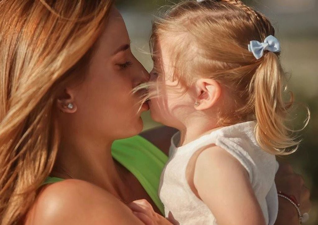 Jesica y su hija Chloé, unidas por un beso. (Instagram)